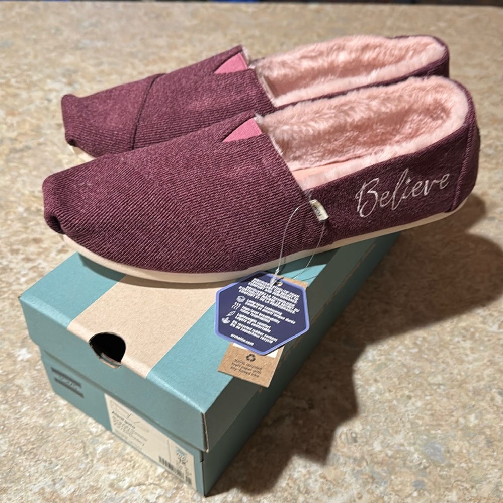 NWT IN BOX! TOMS Alparagata Wmns Sz 12 - Burgundy Sweater BELIEVE Faux Fur
